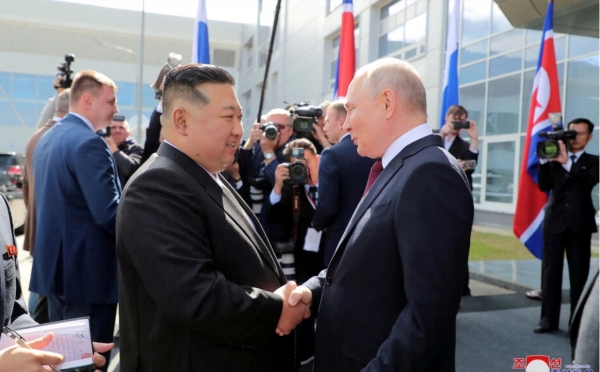 Điểm báo Pháp - Kim và Putin tay trong tay