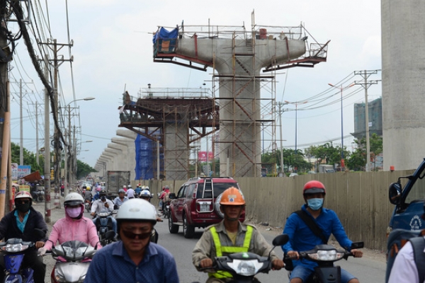 Hà Nội ô nhiễm, phụ nữ Lộc Hưng bị tấn công, quỵt nợ hay cạn kiệt ngoại tệ