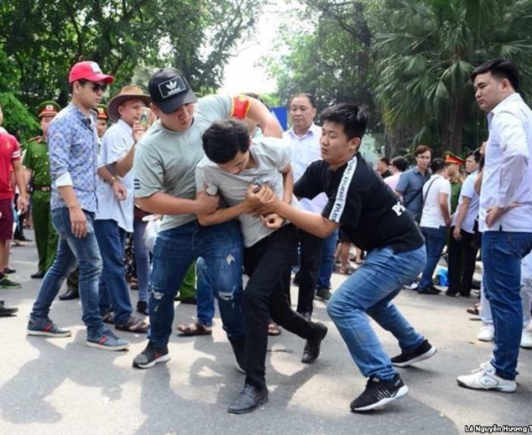 Đánh bom dởm, đánh tu sĩ, khởi tố người biểu tình, EVFTA