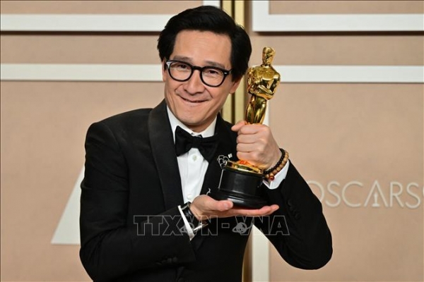 Ke Huy Quan : ‘Mẹ ơi, con vừa đoạt giải Oscar !’