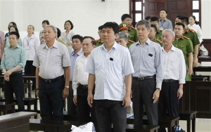 Bị tố tham nhũng, đảng viên Đảng cộng sản ngoan ngoãn xếp hàng vào lò