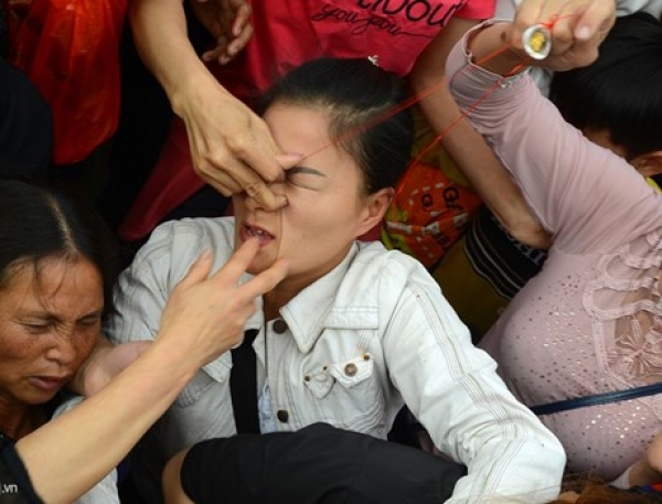 Lễ hội và sự xấu xí của không ít người Việt
