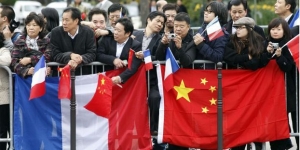 Pháp trước lòng tham của Trung Quốc và sự hung hăn của Gilet vàng