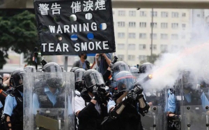 Hồng Kông đón năm mới 2020 trong khói lựu đạn cay