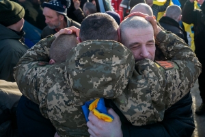 Điểm báo Pháp - Ngày trở về của những tù binh Ukraine