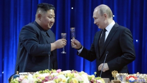 Kim Jong-un cầu cứu Ptutin, Putin tìm cách bỏ chạy