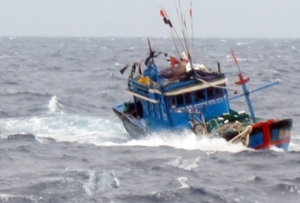 Tàu Trung Quốc tấn công tàu cá Việt Nam, tỷ phú dỏm lừa dân Việt
