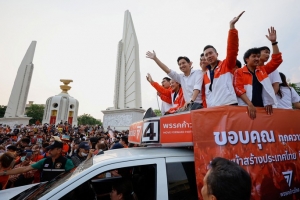 Chính trị Thái Lan lật sang trang dân chủ
