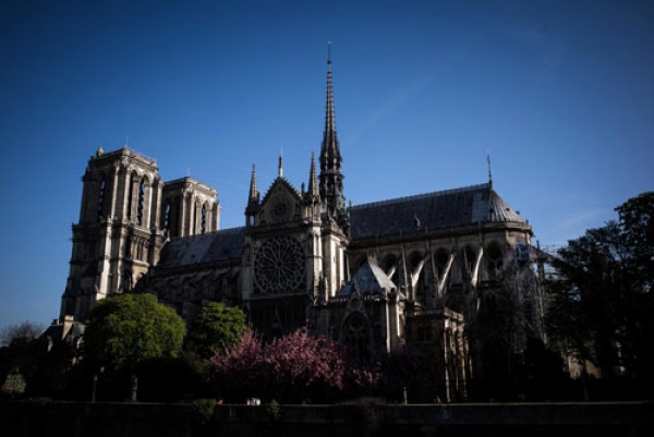 Điểm báo Pháp - Nhà thờ Đức Bà : dân Paris tiếc nuối viên ngọc quý