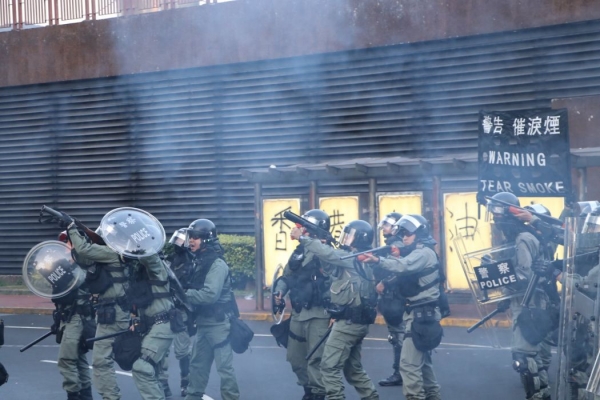 Dân và chính quyền Hồng Kông lún sâu vào khủng hoảng
