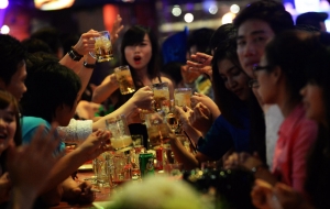 Nhậu nhẹt ở Hà Nội : rượu và chính trị ở Việt Nam