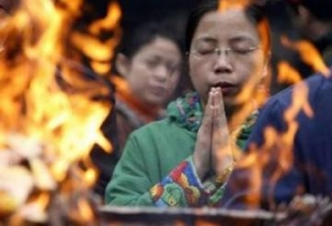 Tục thờ cúng thần linh ở Việt Nam tiến vào mê tín