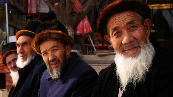 Trung Quốc : cấm râu dài và mạng che mặt ở Tân Cương