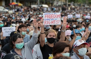 Giới trẻ Thái tiếp tục đòi tự do dân chủ bất chấp đàn áp