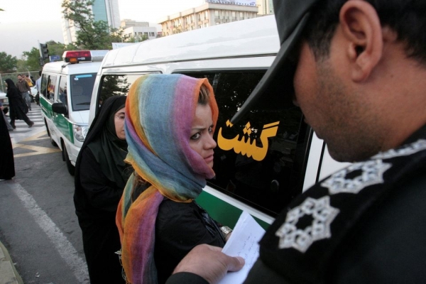 Iran giải thể cảnh sát đạo đức và sửa đổi luật trùm khăn Hồi giáo