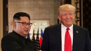 Chuột vờn mèo : Kim Jong-un sờ mặt Donald Trump