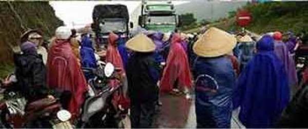 Hà Tĩnh : Cơn bão lòng dân lại nổi vì Formosa, dân biểu tình chặn đường quốc lộ 1A
