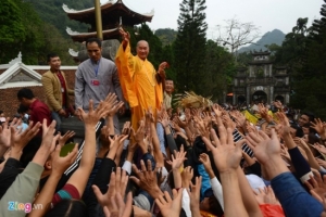 Bàn về lễ hội nhân nhà sư phát lộc gây phản cảm ở chùa Hương