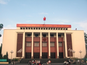 Khẩu hiệu tôn vinh Đảng cộng sản đặt trên nóc tòa nhà Quốc hội Việt Nam