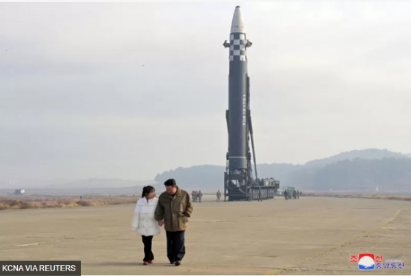 Bắn tên lửa hù dọa suốt cả tháng trời, Kim Jong-un muốn gì ?