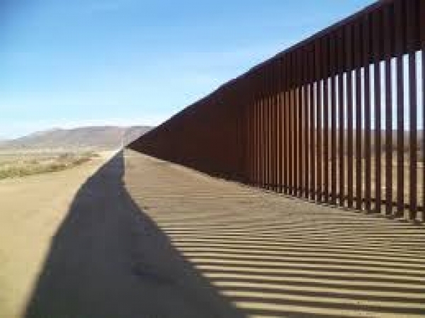 Bức tường biên giới – Lá bài tẩy hay sợi gân gà ?