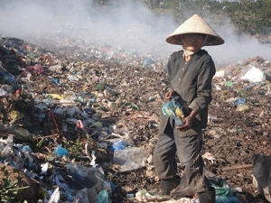 Dân Việt buộc phải sống chung với ô nhiễm nước và không khí