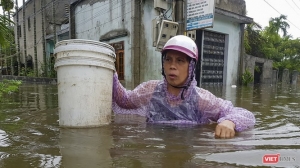 Lũ lụt miền Trung gây bức xúc từ quốc tế đến chính quyền và dân gian