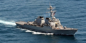 Chiến hạm Mỹ USS John S. McCain có chỉ huy là người gốc Việt