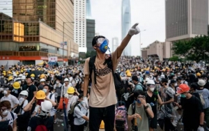 Biểu tình Hồng Kông chuyển sang tấn công biểu tượng Trung Quốc
