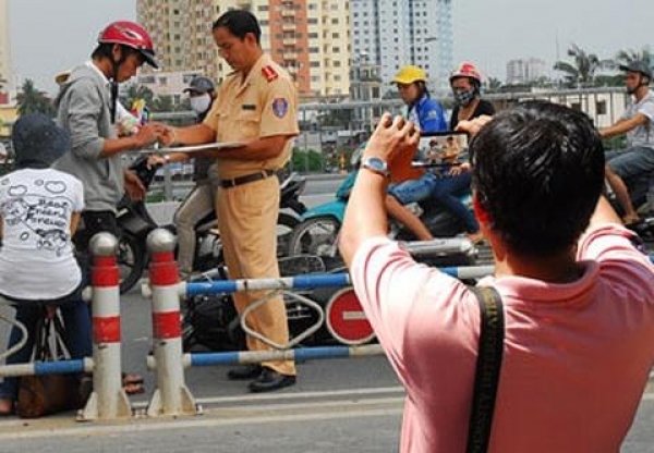 Cải cách thể chế, khỏa thân vì môi trường, giám sát cảnh sát giao thông