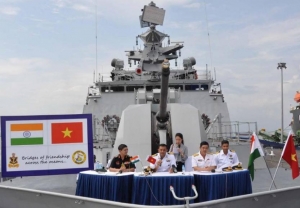 Hải quân Trung Quốc trên Biển Đông : khả năng đối phó của Việt Nam : tự lực và tìm đồng minh