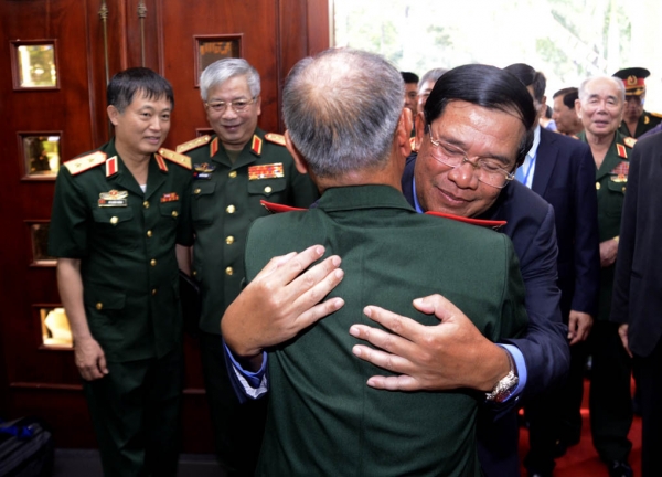 Ông Hun Sen ôm khách quá chặt ?
