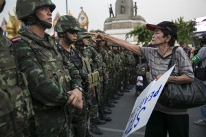 Yingluck đào thoát : Khủng hoảng trong nội bộ tập quyền quân sự Thái