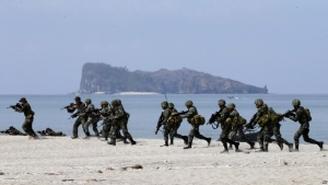 Philippines tập trận với Mỹ, Việt Nam củng cố Trường Sa