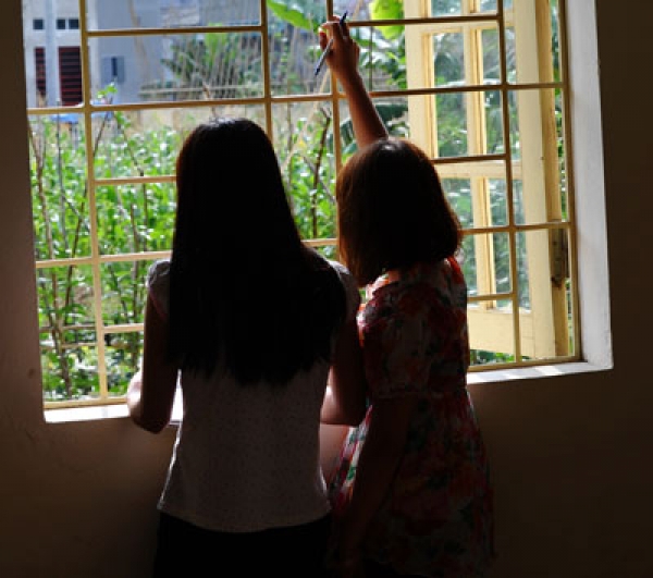 Phụ nữ Việt được cứu, đối lập Lào án tù nặng, Facebook bị đóng ở Thài