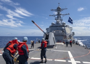 Trung Quốc tác quái Biển Đông – Tàu chiến Mỹ ra vào Trường Sa