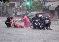 Hàng loạt người ngã trong cơn mưa lớn ở Sài Gòn