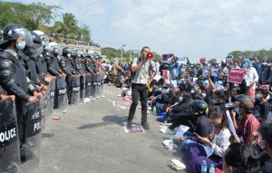 Đảo chính Miến Điện : quân đội và dân không ai nhường ai