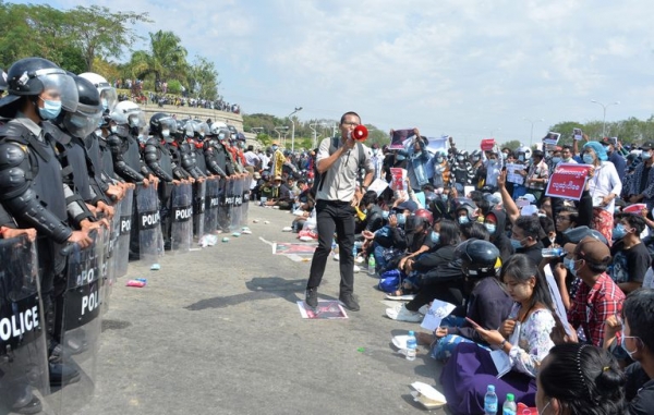 Đảo chính Miến Điện : quân đội và dân không ai nhường ai