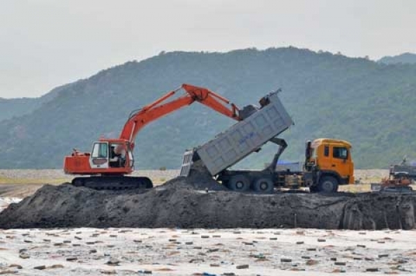 Cho phép bùn độc ra biển : ngu dốt hay tham tiền ?