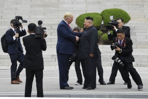 Điểm báo Pháp - Trump - Kim, hai cao thủ về ngoại giao