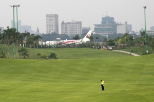Thủ tướng Phúc có ‘bắt tay’ với nhóm lợi ích sân golf Tân Sơn Nhất ?