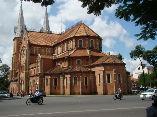 Nhà thờ Đức Bà, đặc trưng kiến trúc Pháp giữa lòng Sài Gòn