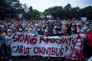 Dân Indonesia xuống đường biểu tình chống dự luật lao động