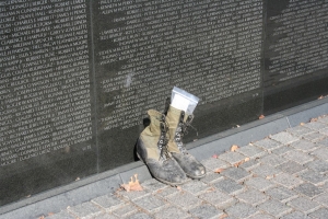 Đài Tưởng niệm Chiến tranh Việt Nam yêu cầu khách đừng để lại tro cốt người thân