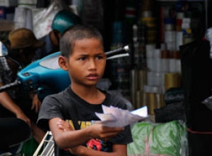 Thời sự Việt Nam : trẻ em bán vé số, trao lại kỷ vật thời chiến