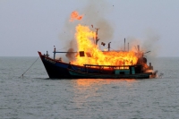 Malaysia đốt tàu đánh cá lậu