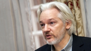 Julian Assange, người tung tin mật trên mạng bị cảnh sát Anh bắt