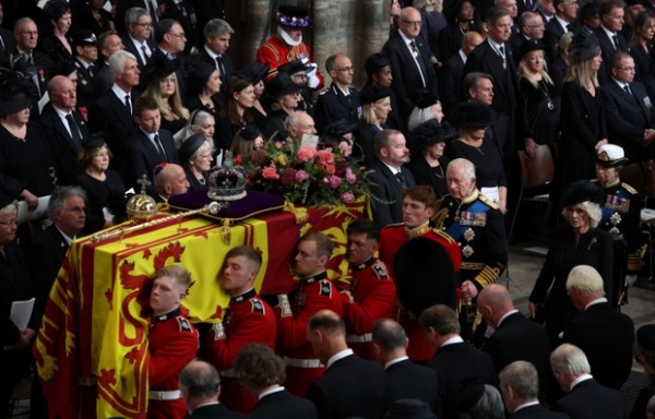 Vì sao Việt Nam không cử cấp cao nhất dự tang lễ Nữ Hoàng Anh ?