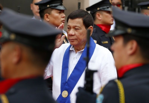 Tổng thống Philippines lấn cấn giữa Hoa Kỳ và Trung Quốc